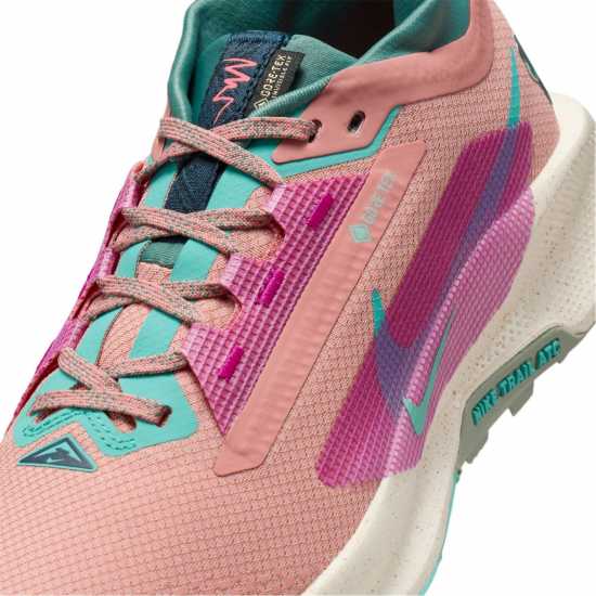Дамски туристически сандали Nike Pegasus Trail 5 Gore-Tex Running Shoes Womens Червена Звездна Прах Nike Pegasus Trail 5 Gore-Tex Running Shoes Womens Червена Звездна Прах Дамски туристически сандали