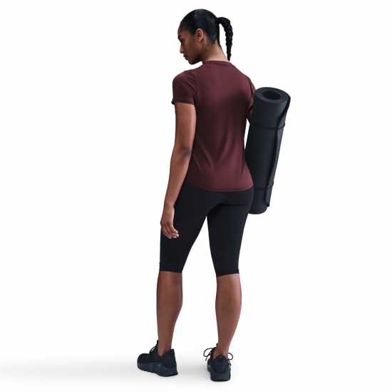 Nike Dri-Fit One Women's Standard Fit Short-Sleeve Top Бордово Смъстяване Nike Dri-Fit One Women's Standard Fit Short-Sleeve Top Бордово Смъстяване