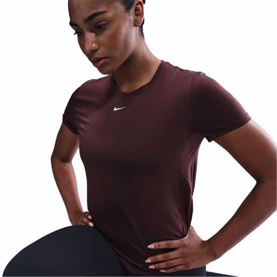 Nike Dri-Fit One Women's Standard Fit Short-Sleeve Top Бордово Смъстяване Nike Dri-Fit One Women's Standard Fit Short-Sleeve Top Бордово Смъстяване
