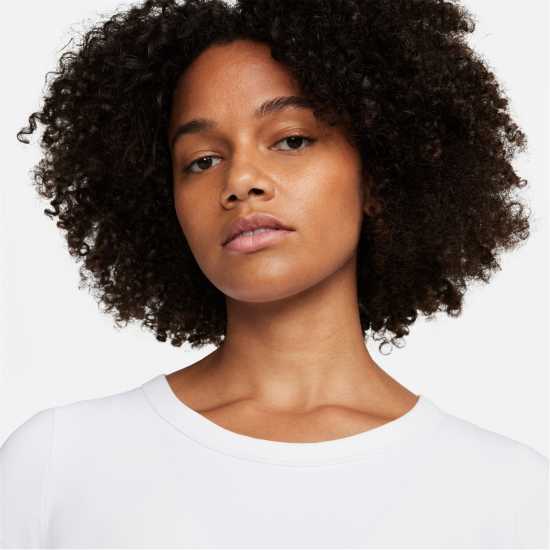 Дамски дрехи за фитнес Nike One Fitted Women's Dri-FIT Short-Sleeve Top Бяло Nike One Fitted Women's Dri-FIT Short-Sleeve Top Бяло Дамски дрехи за фитнес