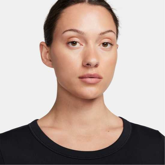 Дамски дрехи за фитнес Nike One Fitted Women's Dri-FIT Short-Sleeve Top Черно Nike One Fitted Women's Dri-FIT Short-Sleeve Top Черно Дамски дрехи за фитнес
