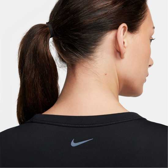 Дамски дрехи за фитнес Nike One Fitted Women's Dri-FIT Short-Sleeve Top Черно Nike One Fitted Women's Dri-FIT Short-Sleeve Top Черно Дамски дрехи за фитнес