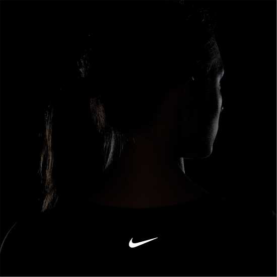 Дамски дрехи за фитнес Nike One Fitted Women's Dri-FIT Short-Sleeve Top Черно Nike One Fitted Women's Dri-FIT Short-Sleeve Top Черно Дамски дрехи за фитнес