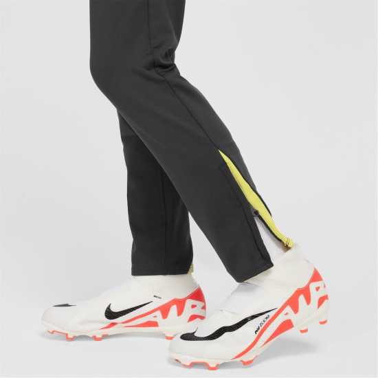 Детски долнища за бягане Nike Liverpool Strike Third Tracksuit Bottoms 2024 2025 Juniors Nike Liverpool Strike Third Tracksuit Bottoms 2024 2025 Juniors Детски долнища за бягане