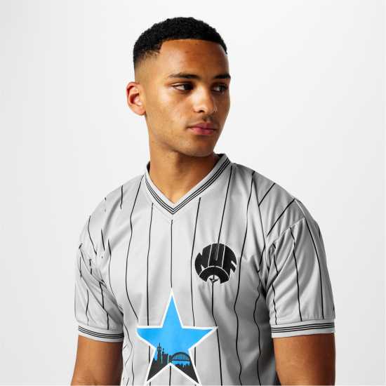 Футболни тренировъчни горнища Score Draw Draw Newcastle United Fc Retro Away Shirt 1984 Adults Score Draw Draw Newcastle United Fc Retro Away Shirt 1984 Adults Футболни тренировъчни горнища