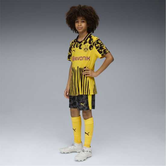 Детски къси панталони Puma X Kidssuper Borussia Dortmund Home Shorts 2025 2026 Juniors Puma X Kidssuper Borussia Dortmund Home Shorts 2025 2026 Juniors Детски къси панталони