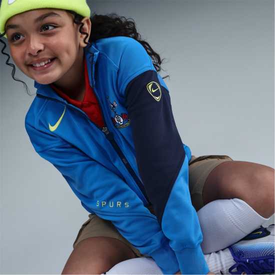 Футболни тренировъчни якета Nike Tottenham Hotspur Anthem Jacket 2025 2026 Juniors Nike Tottenham Hotspur Anthem Jacket 2025 2026 Juniors Футболни тренировъчни якета