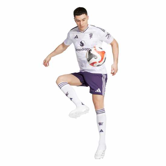 Футболни тренировъчни долнища Adidas Manchester United Away Shorts 2025 2026 Adults Adidas Manchester United Away Shorts 2025 2026 Adults Футболни тренировъчни долнища