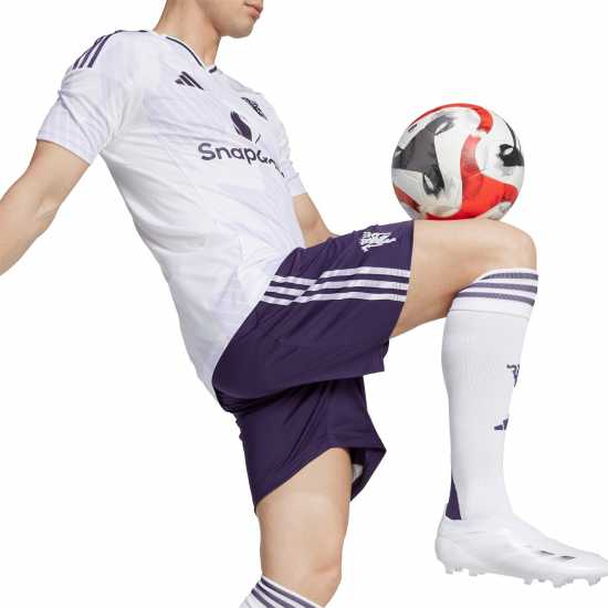 Футболни тренировъчни долнища Adidas Manchester United Away Shorts 2025 2026 Adults Adidas Manchester United Away Shorts 2025 2026 Adults Футболни тренировъчни долнища
