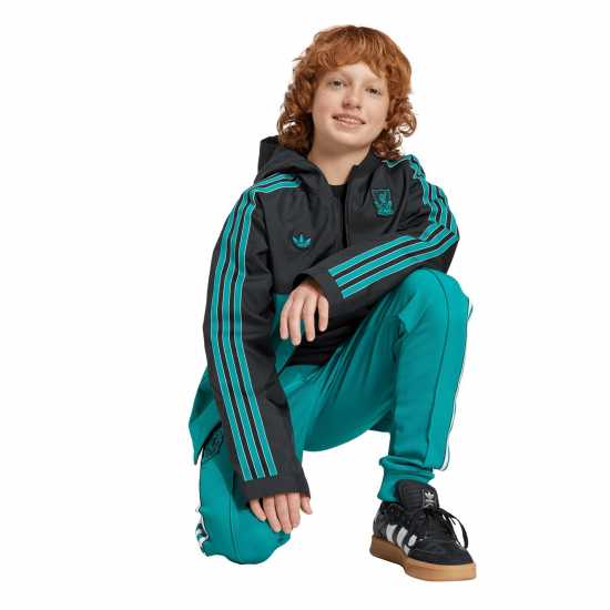 Футболни тренировъчни горнища Adidas Liverpool Terrace Icons Parka Juniors Adidas Liverpool Terrace Icons Parka Juniors Футболни тренировъчни горнища