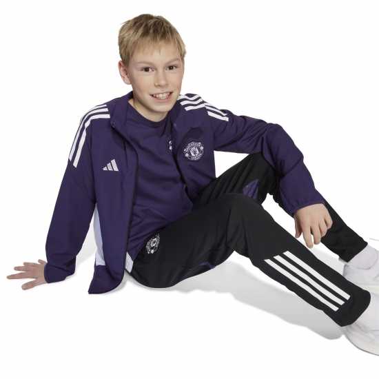 Футболни тренировъчни якета Adidas Manchester United Pre Match Jacket 2025 2026 Juniors Adidas Manchester United Pre Match Jacket 2025 2026 Juniors Футболни тренировъчни якета
