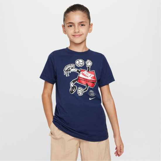 Детски тениски и фланелки Nike Футболна Топка Paris Saint Germain Character Football T-Shirt Juniors Nike Футболна Топка Paris Saint Germain Character Football T-Shirt Juniors Детски тениски и фланелки