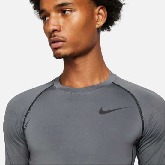 Мъжки долни дрехи Nike Pro Dri-FIT Men's Tight Fit Long-Sleeve Top Nike Pro Dri-FIT Men's Tight Fit Long-Sleeve Top Мъжки долни дрехи
