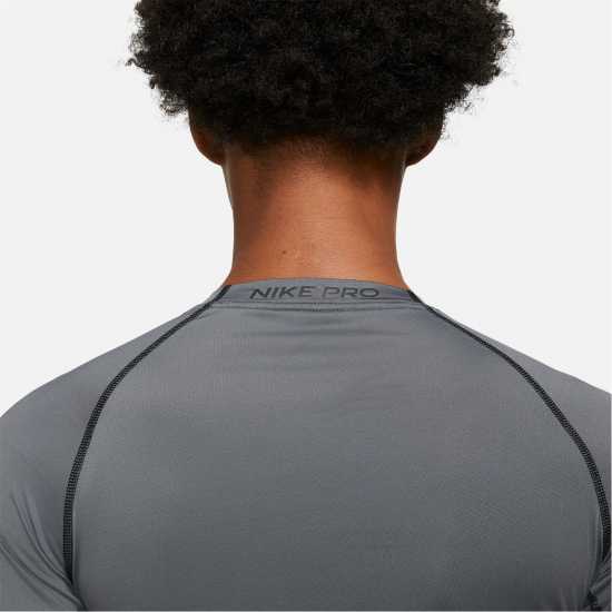 Мъжки долни дрехи Nike Pro Dri-FIT Men's Tight Fit Long-Sleeve Top Nike Pro Dri-FIT Men's Tight Fit Long-Sleeve Top Мъжки долни дрехи