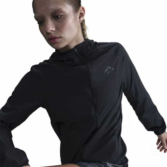 Nike Мъжко Яке Trail Repel Womens Jacket Черно/Бяло/Черно Дамски якета и палта