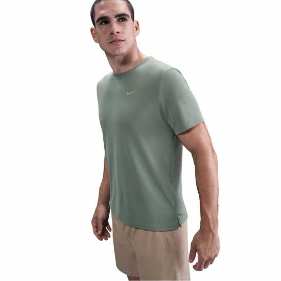 Мъжки тениски и фланелки Nike Мъжко Горнище За Бягане Drifit Miler Running Top Mens Clay Green Nike Мъжко Горнище За Бягане Drifit Miler Running Top Mens Clay Green Мъжки тениски и фланелки