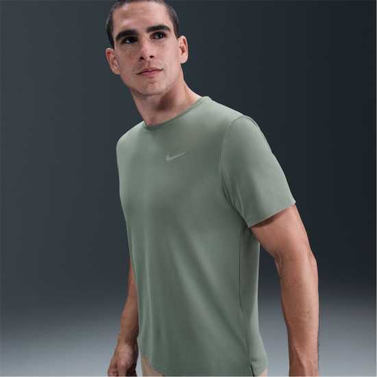 Мъжки тениски и фланелки Nike Мъжко Горнище За Бягане Drifit Miler Running Top Mens Clay Green Nike Мъжко Горнище За Бягане Drifit Miler Running Top Mens Clay Green Мъжки тениски и фланелки