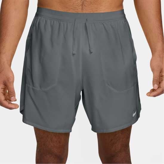 Nike Stride 7In Short Smoke Grey/Silv Nike Stride 7In Short Smoke Grey/Silv
