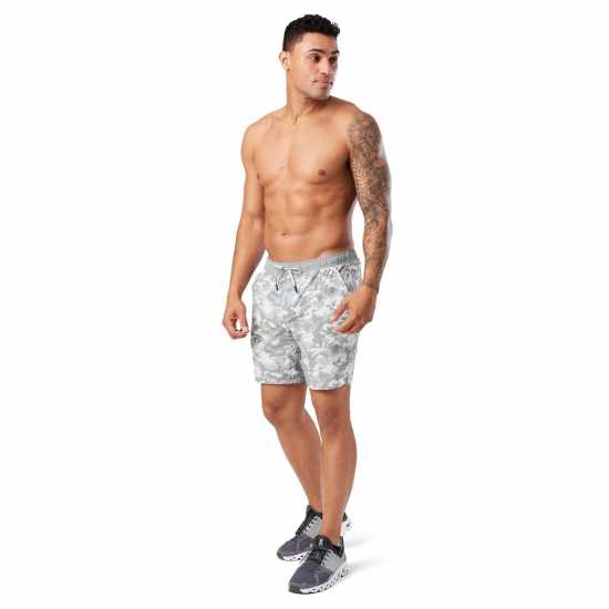 Мъжки дрехи за бягане Nathan Ess Short 7In Sn99 Grey Camo Nathan Ess Short 7In Sn99 Grey Camo Мъжки дрехи за бягане