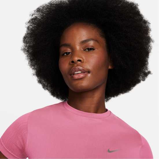 Дамски дрехи за бягане Nike Running Division Women's Dri-FIT ADV Short-Sleeve Running Top Алхимия Розова Nike Running Division Women's Dri-FIT ADV Short-Sleeve Running Top Алхимия Розова Дамски дрехи за бягане