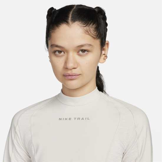 Nike Trail Women's Dri-FIT Long-Sleeve Running Top Светло Оревуд Nike Trail Women's Dri-FIT Long-Sleeve Running Top Светло Оревуд