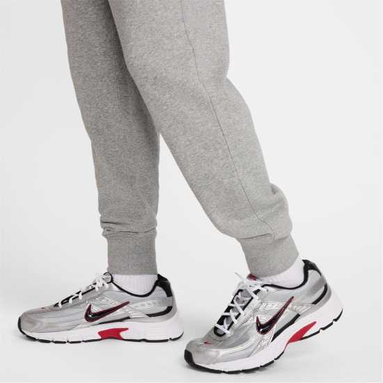 Мъжки меки спортни долнища Nike Club Ft Jogger Sn99 Тъмно сиво мъхле Nike Club Ft Jogger Sn99 Тъмно сиво мъхле Мъжки меки спортни долнища