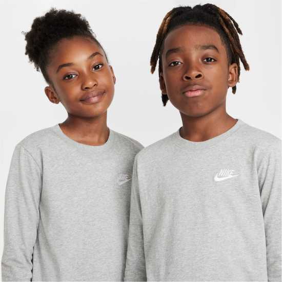 Nike K Nsw Ls T Emb Jn99 Nike K Nsw Ls T Emb Jn99