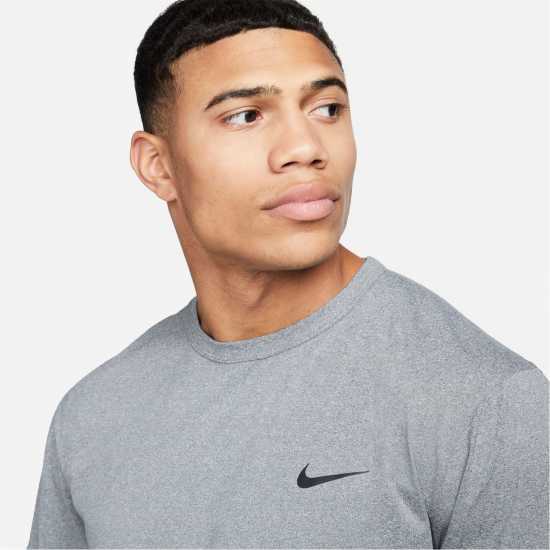 Nike Dri-FIT UV Hyverse Men's Short-Sleeve Fitness Top Димно сиво Мъжки тениски и фланелки