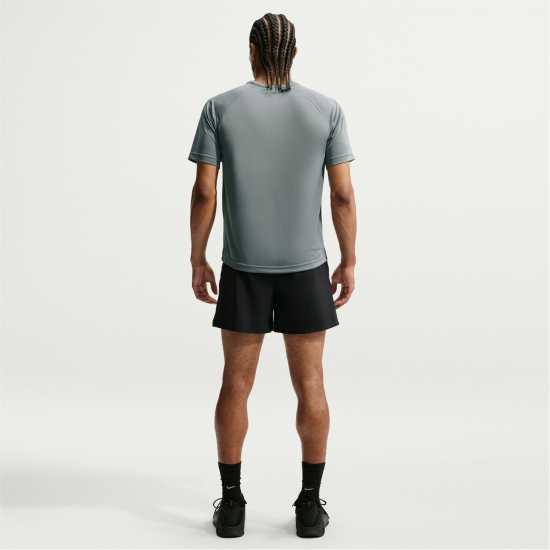 Мъжки тениски и фланелки Nike Dri-FIT UV Hyverse Men's Short-Sleeve Fitness Top Димно сиво Nike Dri-FIT UV Hyverse Men's Short-Sleeve Fitness Top Димно сиво Мъжки тениски и фланелки