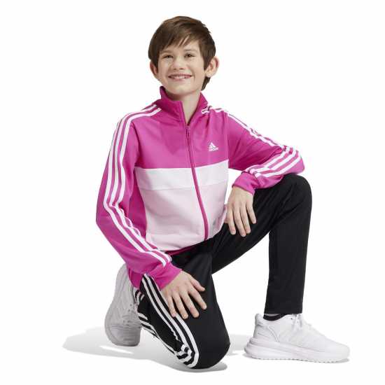 Детски спортни екипи Adidas Essentials Tiberio Tracksuit Полу люцидна Фуч Adidas Essentials Tiberio Tracksuit Полу люцидна Фуч Детски спортни екипи