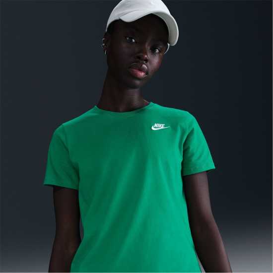 Дамски тениски и фланелки Nike Sportswear Women's Club T-Shirt Стадион зелено Nike Sportswear Women's Club T-Shirt Стадион зелено Дамски тениски и фланелки