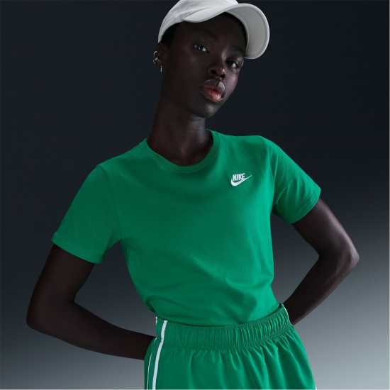 Дамски тениски и фланелки Nike Sportswear Women's Club T-Shirt Стадион зелено Nike Sportswear Women's Club T-Shirt Стадион зелено Дамски тениски и фланелки