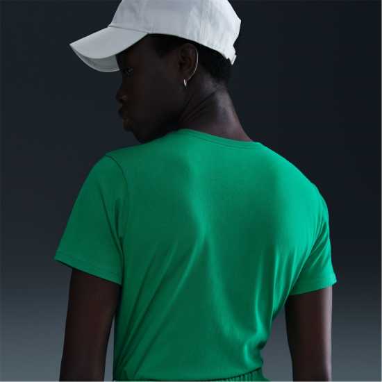 Дамски тениски и фланелки Nike Sportswear Women's Club T-Shirt Стадион зелено Nike Sportswear Women's Club T-Shirt Стадион зелено Дамски тениски и фланелки