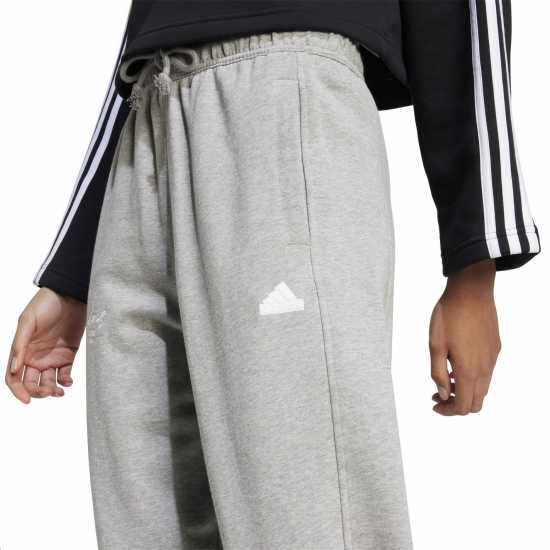 Дамски долнища на анцуг Adidas Signature Graphic Embroidery French Terry Straight Leg Joggers Средно сиво здраве Adidas Signature Graphic Embroidery French Terry Straight Leg Joggers Средно сиво здраве Дамски долнища на анцуг