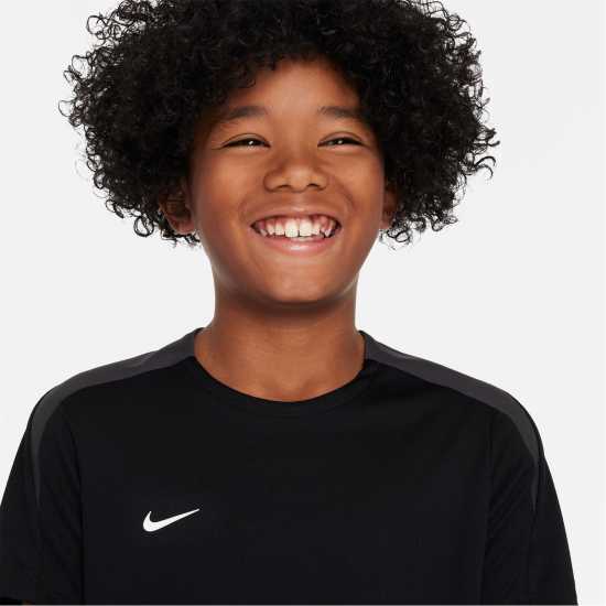 Детски тениски и фланелки Nike Strike Short-Sleeve Football Top Juniors Черно/Бяло Nike Strike Short-Sleeve Football Top Juniors Черно/Бяло Детски тениски и фланелки