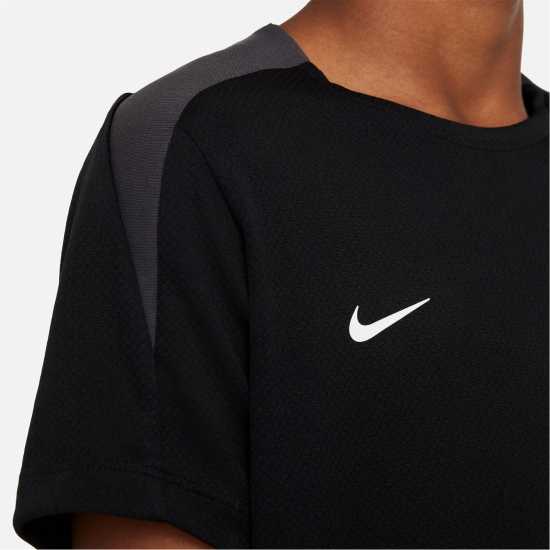Детски тениски и фланелки Nike Strike Short-Sleeve Football Top Juniors Черно/Бяло Nike Strike Short-Sleeve Football Top Juniors Черно/Бяло Детски тениски и фланелки