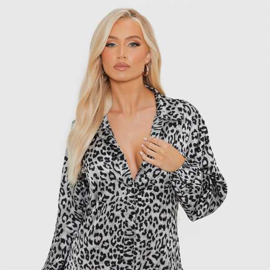 Рокля-Риза I Saw It First Isawitfirst Printed Frill Hem Satin Shirt Dress Рокля-Риза I Saw It First Isawitfirst Printed Frill Hem Satin Shirt Dress